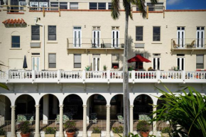 Palm Beach Hotel with Juliette Balconies! 2 blocks from beach! Historic Landmark